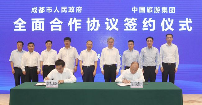 20180801077909.jpg 銳平書記會(huì)見中國旅游集團(tuán)董事長萬敏并出席簽約儀式7_副本.jpg