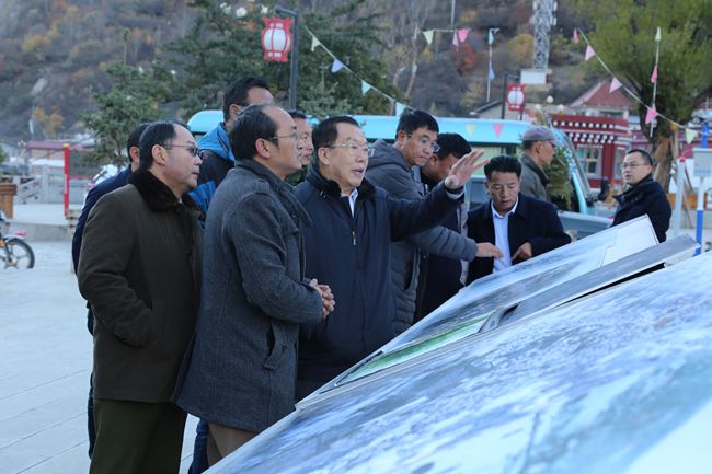 11、張學(xué)武董事長考察迪慶州阿墩子古城規(guī)劃建設(shè)情況_副本.jpg