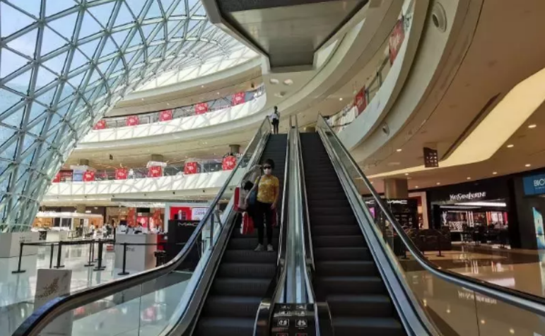 【中國(guó)免稅人在行動(dòng)?一線直擊篇】之十一：這家店恢復(fù)營(yíng)業(yè)，吸引超過1億人在線看直播！